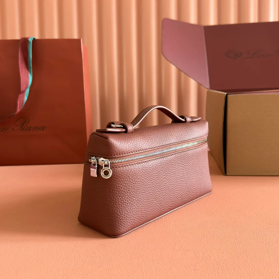 p1160💋💋💋【Original leather configuration counter complete set of packaging】 𝐋𝐨𝐫𝐨 𝐏𝐢𝐚𝐧@ Extra pocket L19 series handbag/crossbody bag, all steel, the most comfortable life is the undefined life, just like loro The material design of pian@ does not require complicated design styles. The simple and soft outline is elegant and durable, like an exquisite cosmetic case, which perfectly balances appearance and functionality. The leather is delicate and feels as soft as butter. The small bag has a large capacity. It is not only portable with a thin shoulder strap, but can also be worn cross-body. Sisters who have a special liking for minimalist style can buy it. It is simple and versatile. The simpler, the more different. Stars and Instagram celebrities are all planting it. There are two sizes of 19 cm and 27 cm. One is exquisite and casual, and the other is elegant and grand. Size: Small: length 19×width 7×height 12cm (